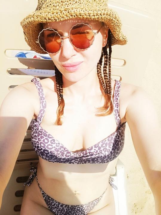 Webcam chat profile for LioraMind: Outfits