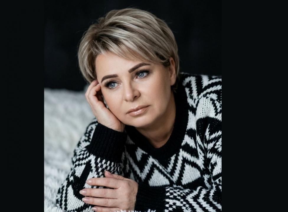 Webcam chat profile for EvaBluebell: Legs, feet & shoes