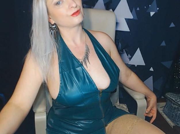 Webcam chat profile for MonicaMiss: Kissing