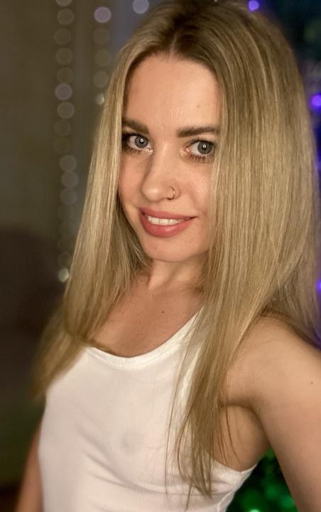 Webcam chat profile for SkyeMotion: Outfits