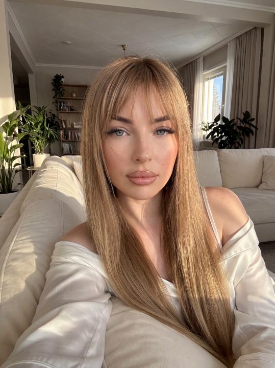 Webcam chat profile for Rinae: Legs, feet & shoes