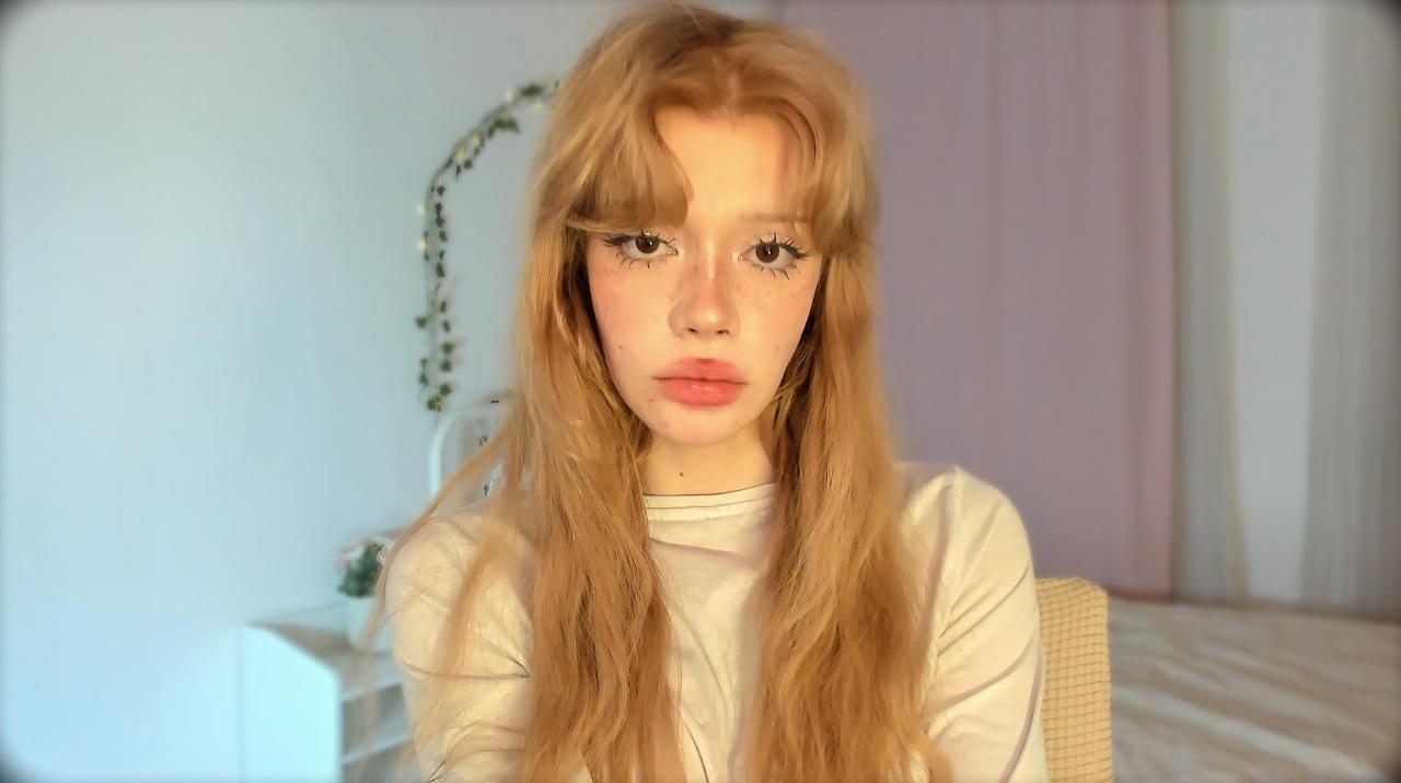 Webcam chat profile for SweetMell: Leather