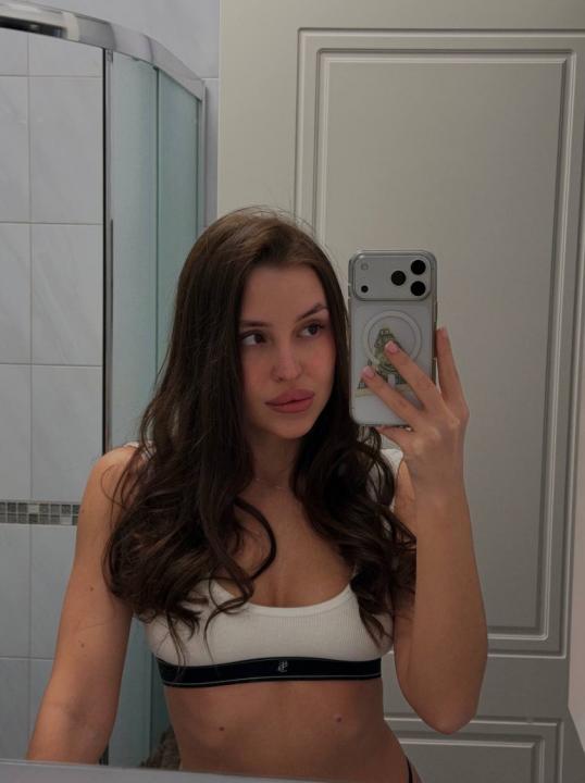 Webcam chat profile for Layra: Ask about my Hobbies