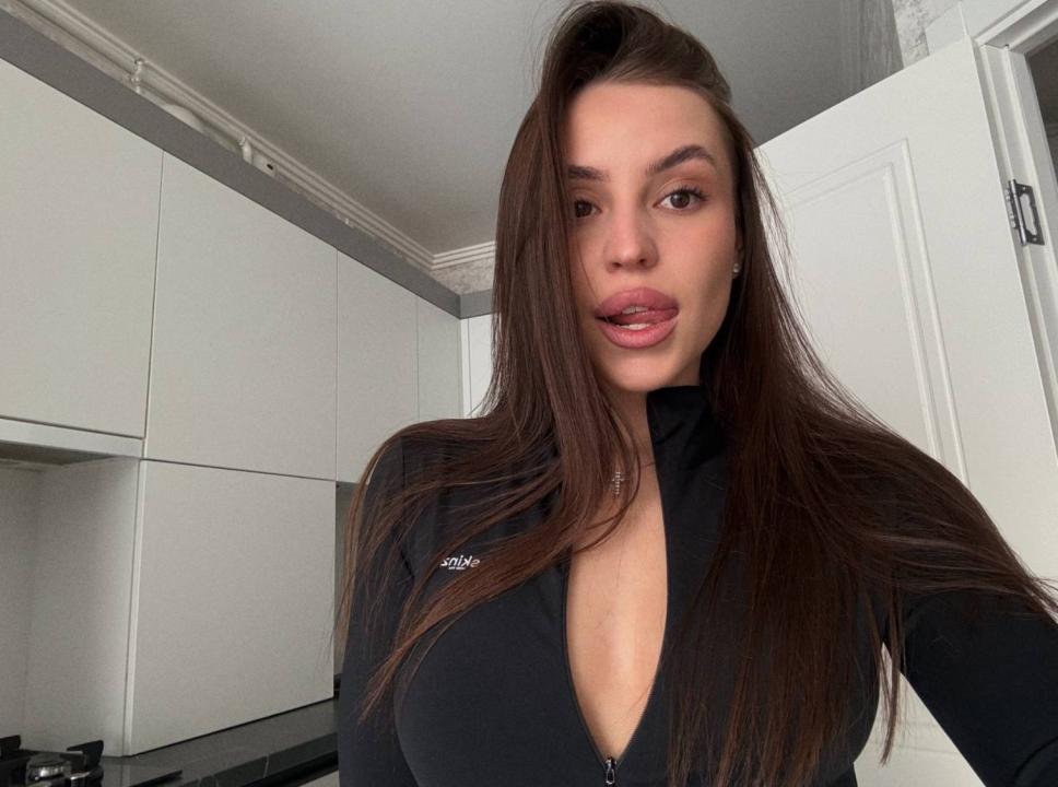 Webcam chat profile for Layra: Ask about my Hobbies