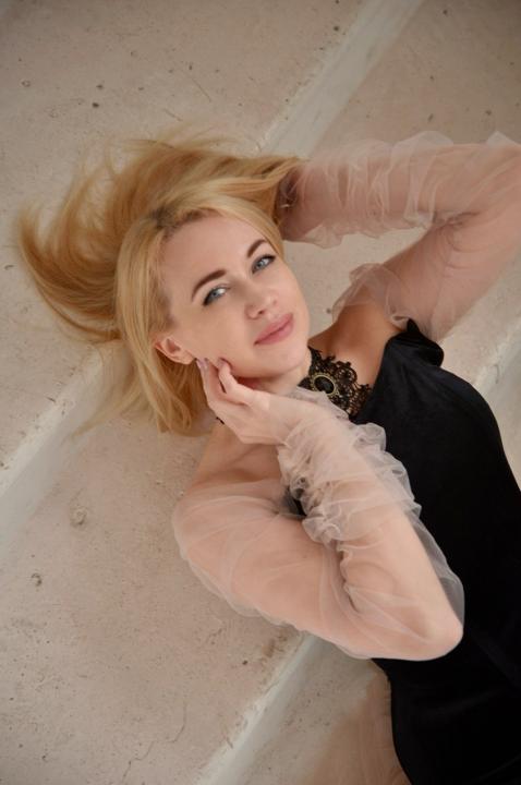 Webcam chat profile for LadyElyaWhisp: Books/Reading