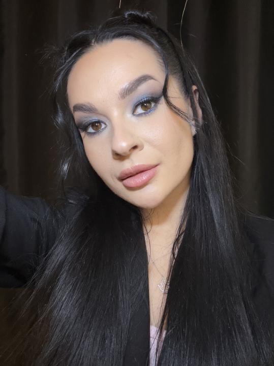 Webcam chat profile for WildBerry: Conversation