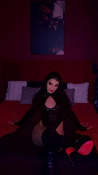 Webcam chat profile for LeaNoire: Dominatrix