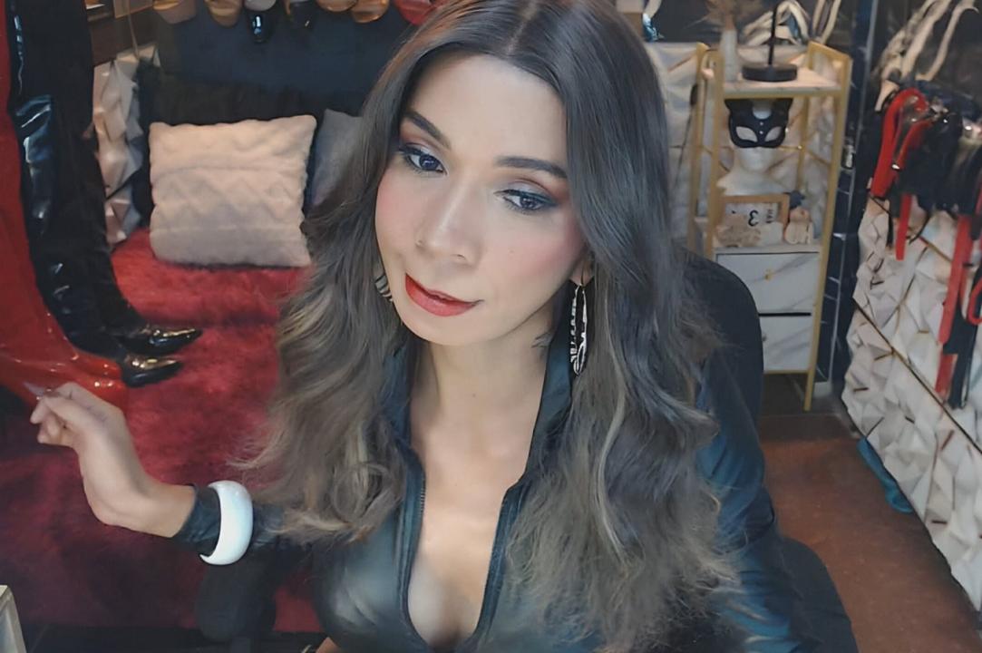 Webcam chat profile for CELINAFOX: Dominatrix