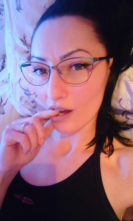 Webcam chat profile for TashaSinz: Legs, feet & shoes