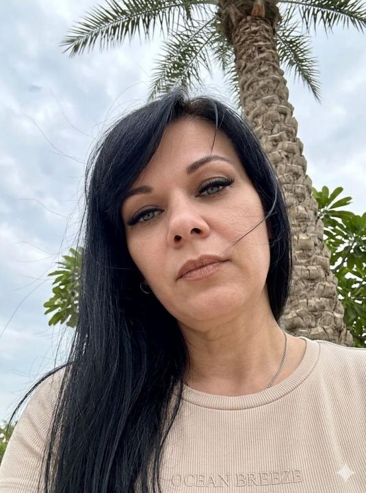 Webcam chat profile for QueenFrost: Smoking