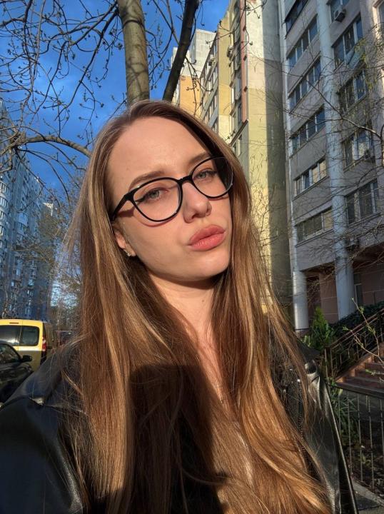 Webcam chat profile for Virelia: Conversation