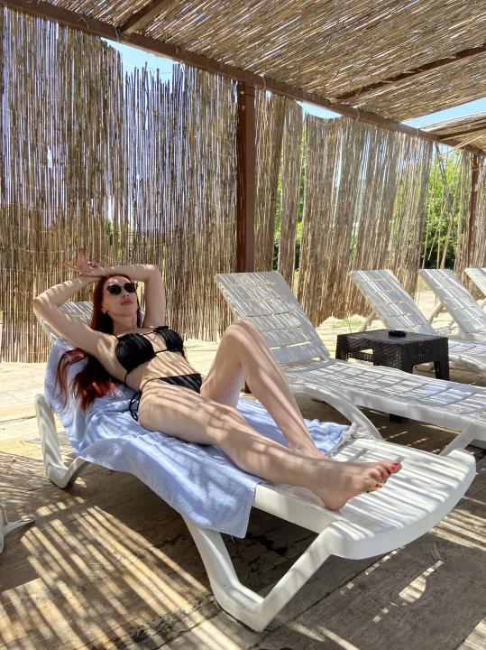 Webcam chat profile for ari24: Dancing