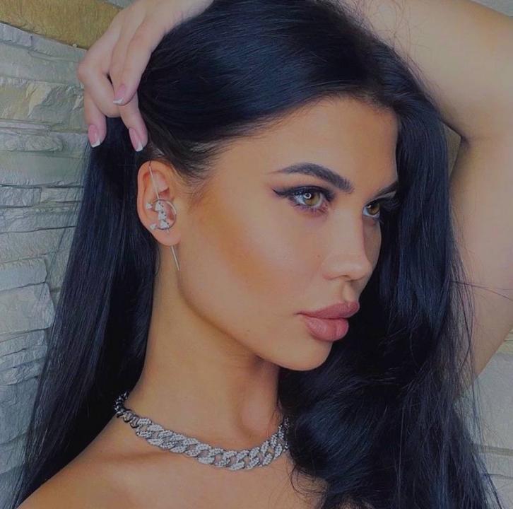 Webcam chat profile for Valerise: Books/Reading