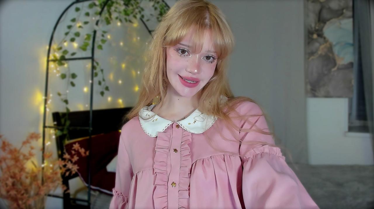 Webcam chat profile for SweetMell: Leather