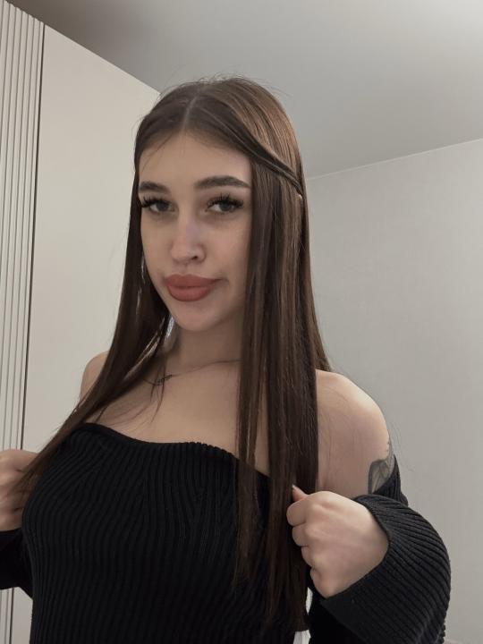 Webcam chat profile for ChristiLuna99