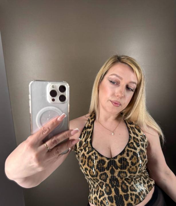 Webcam chat profile for Britni: Ask about my Hobbies