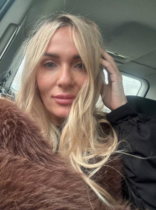 Webcam chat profile for Lumira: Ask about my Hobbies