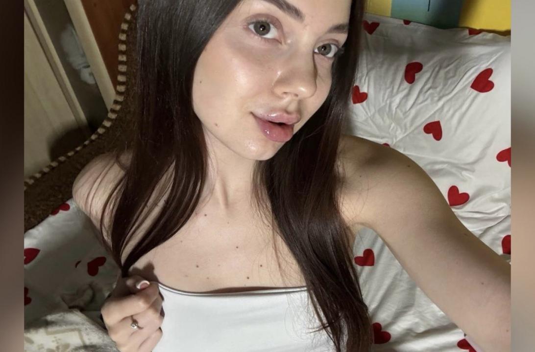 Webcam chat profile for 1Doll