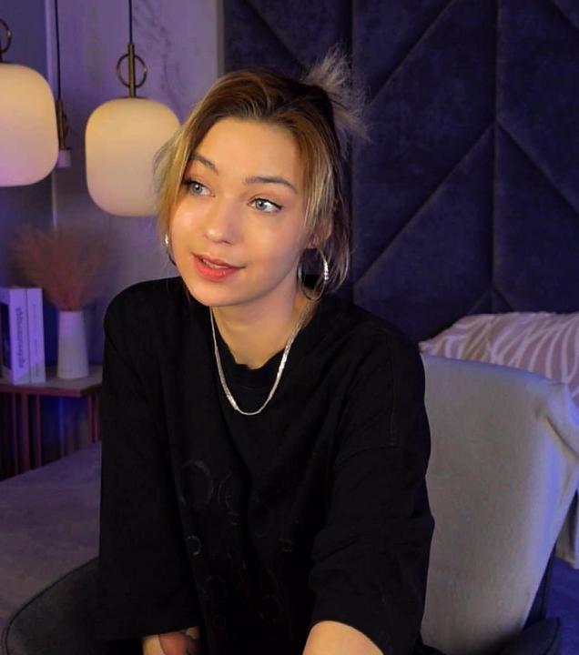 Webcam chat profile for AlysiaSun: Legs, feet & shoes