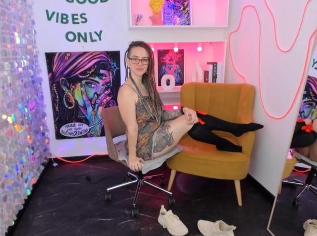 Webcam chat profile for LisaFoxy: Legs, feet & shoes