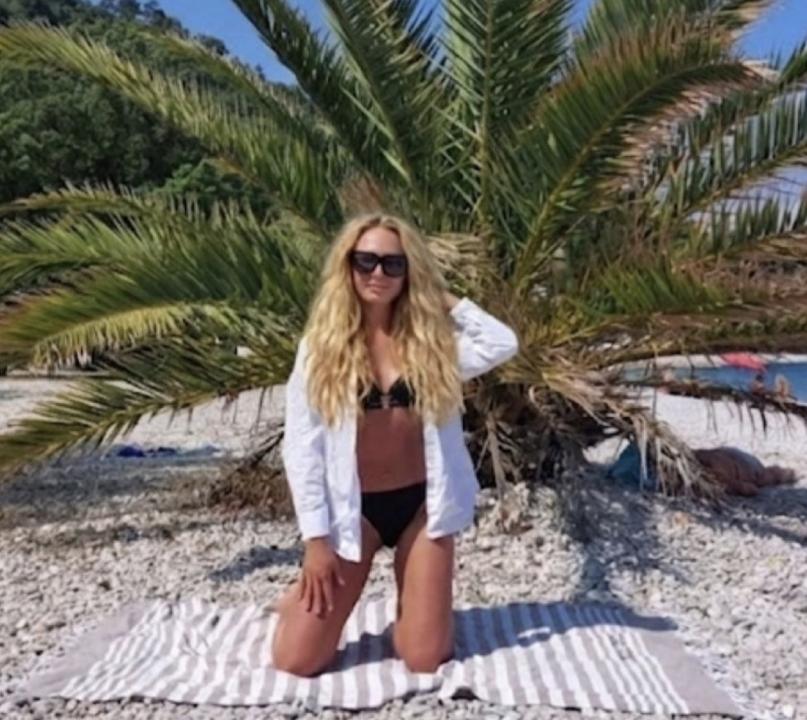 Webcam chat profile for HoneyDesire