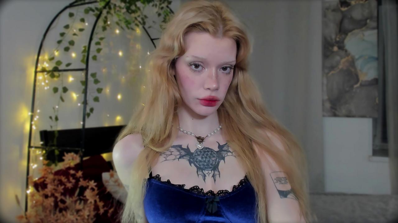 Webcam chat profile for SweetMell: Leather