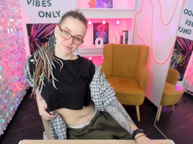 Webcam chat profile for LisaFoxy: Legs, feet & shoes