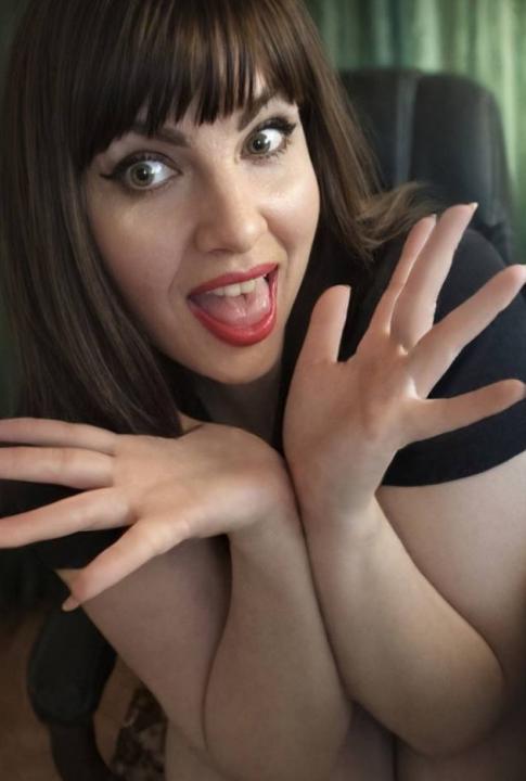 Webcam chat profile for AureliaLunit: Ask about my Hobbies