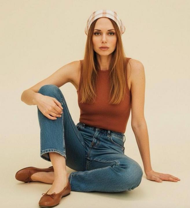 Webcam chat profile for LioraMind: Outfits