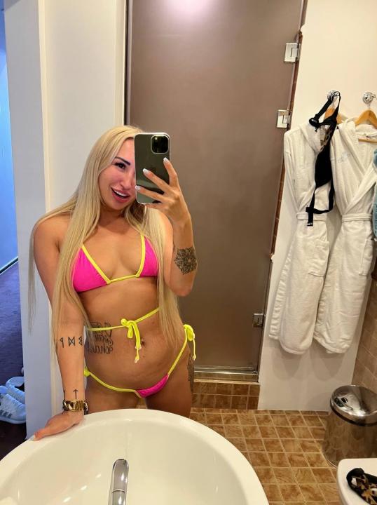 Webcam chat profile for CherryDreamer