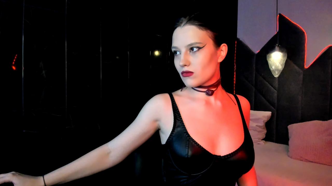 Webcam chat profile for RowenMoon: Latex & rubber