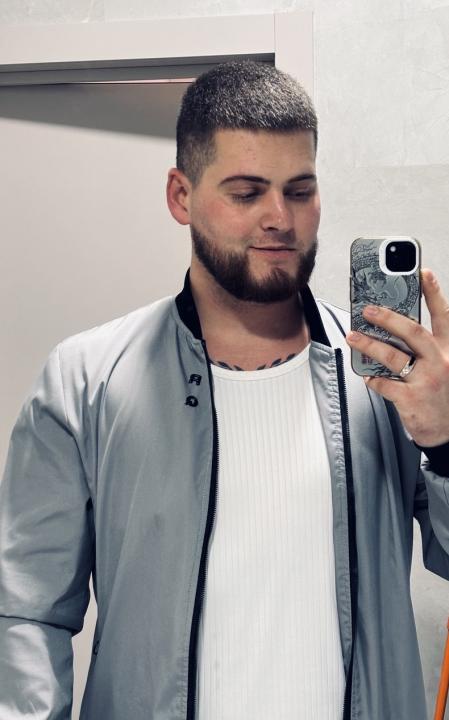 Webcam chat profile for BigBoy772: Legs, feet & shoes