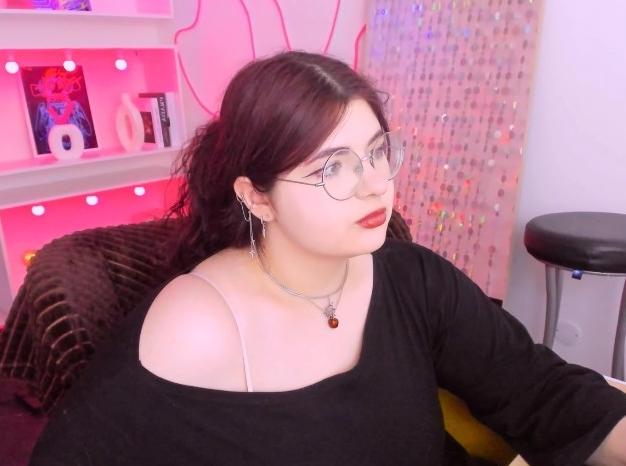 Webcam chat profile for SienaWest: Legs, feet & shoes