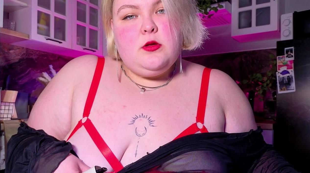 Webcam chat profile for EllaBigBabe: Leather