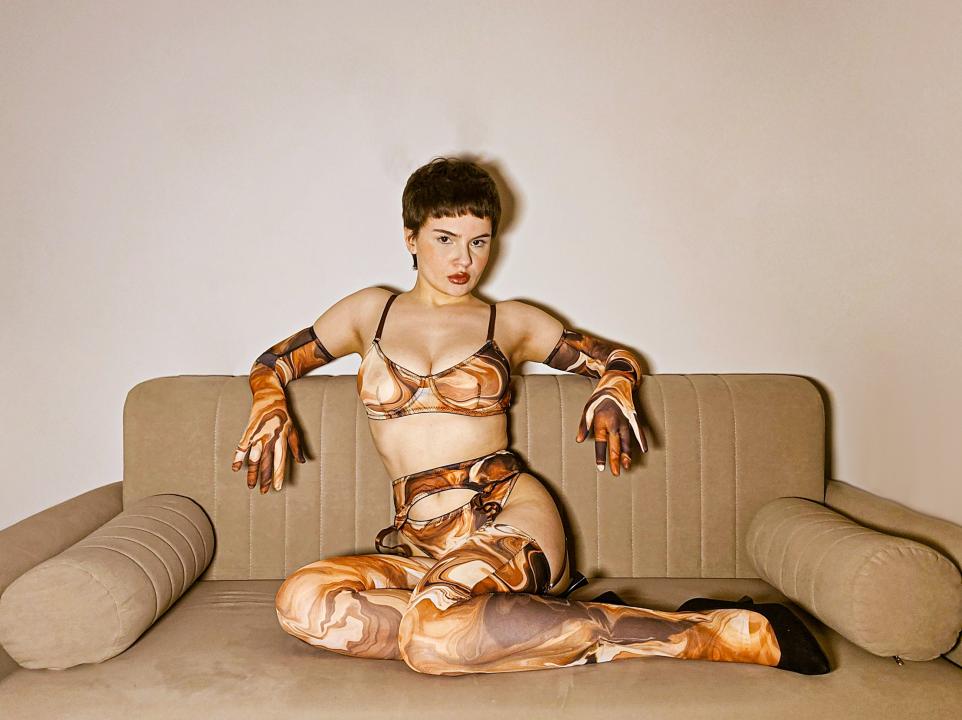 Webcam chat profile for JunneWers: Legs, feet & shoes