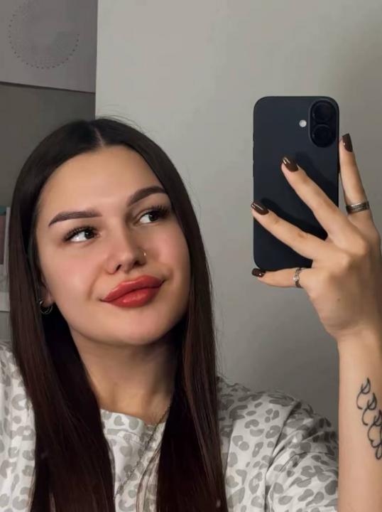 Webcam chat profile for EleanorFlower: Legs, feet & shoes