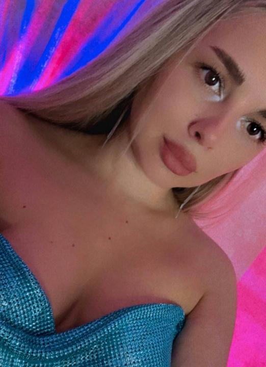 Webcam chat profile for Sonya888Diamond: Cooking