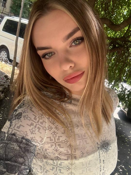 Webcam chat profile for miumeowww: Books/Reading