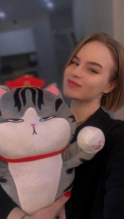 Webcam chat profile for Qelya: Ask about my Hobbies
