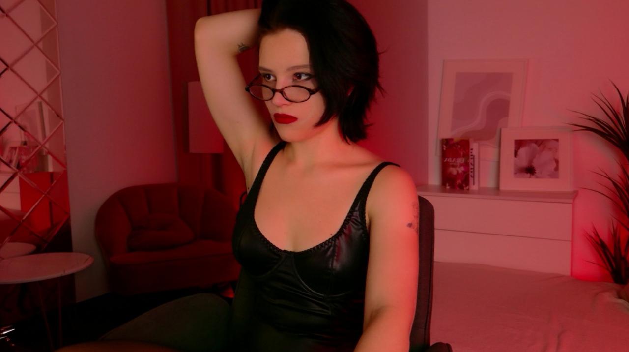 Webcam chat profile for RowenMoon: Latex & rubber