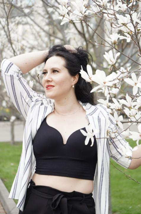 Webcam chat profile for OliviaWarm: Dancing