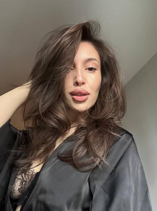 Webcam chat profile for KitKattX: Legs, feet & shoes