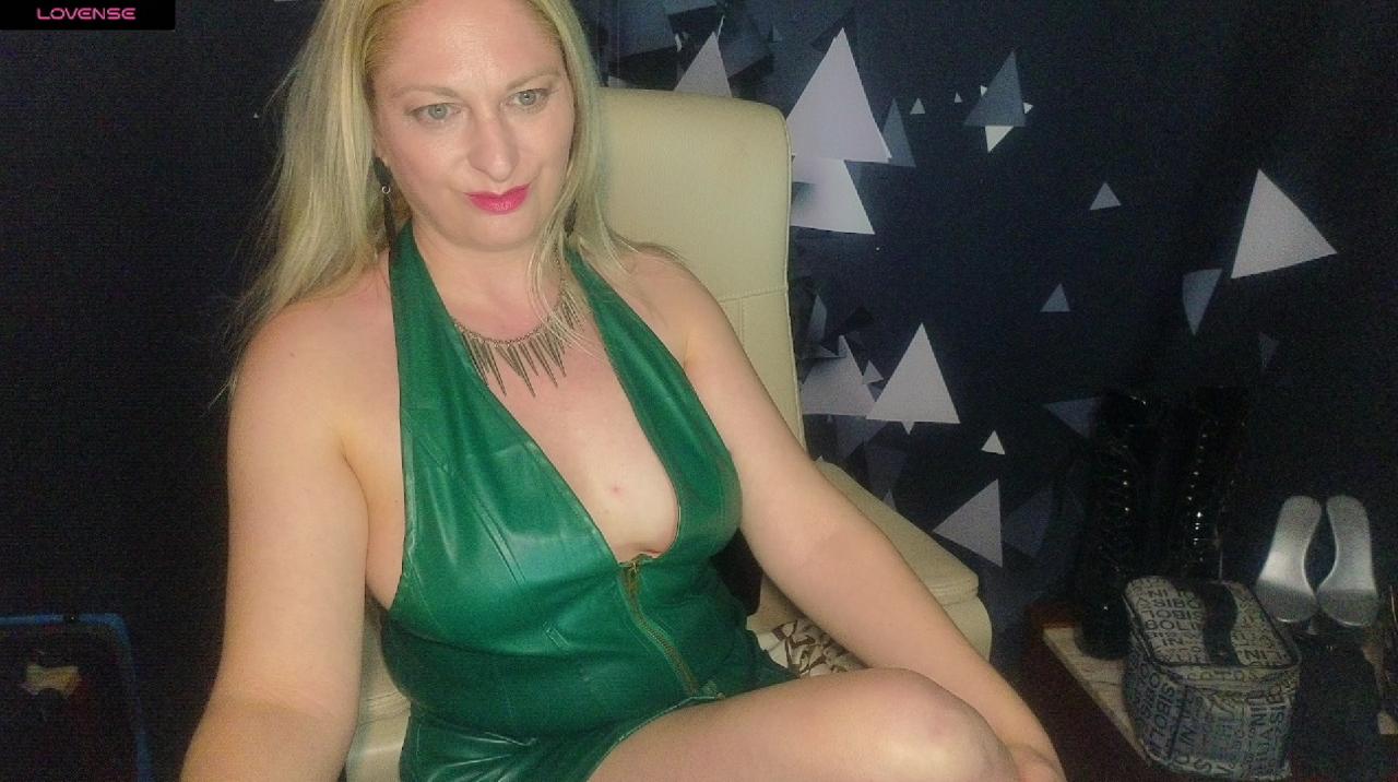 Webcam chat profile for MonicaMiss: Kissing