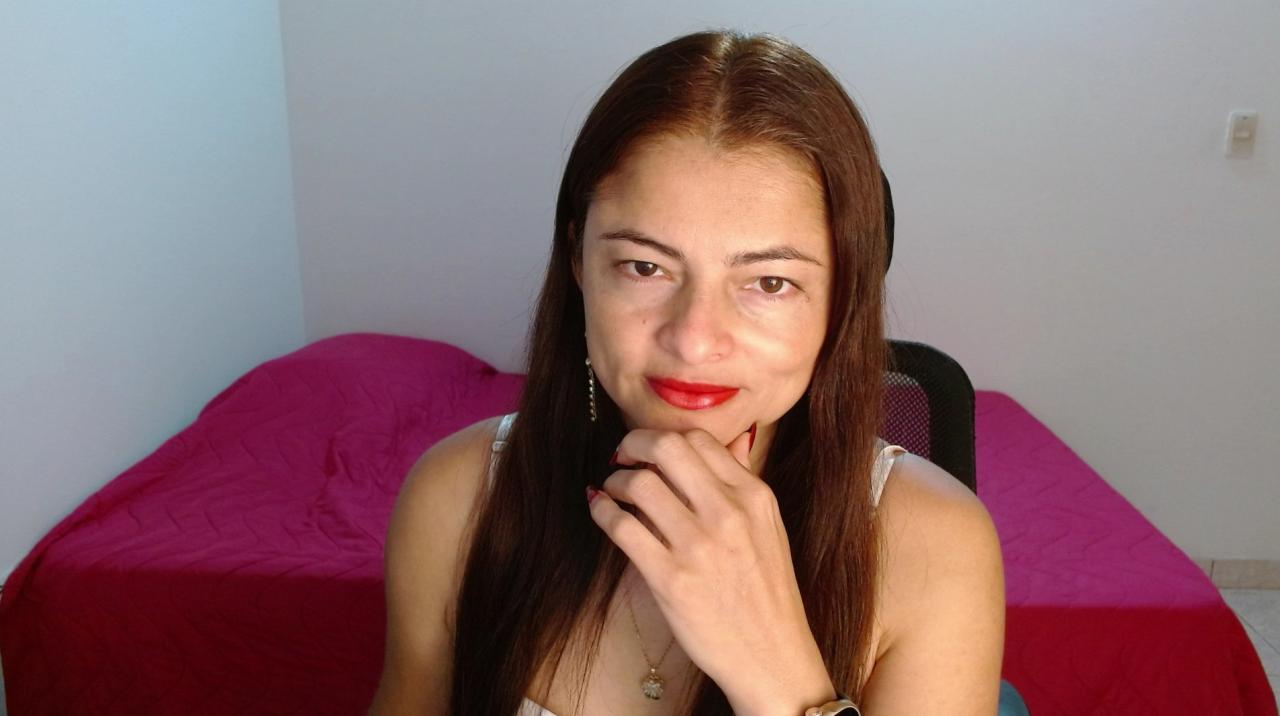 Webcam chat profile for IdaliaLux: Legs, feet & shoes