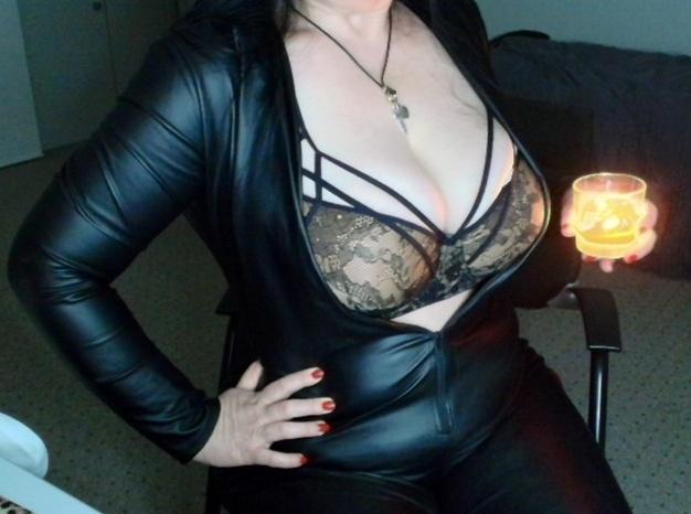 Webcam chat profile for 0001Brunette: Dominatrix