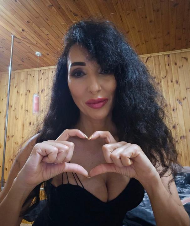 Webcam chat profile for Iluna: Ask about my Hobbies