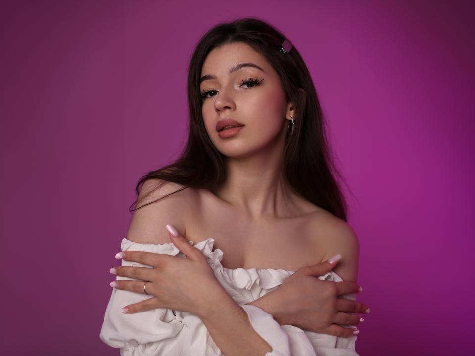 Webcam chat profile for EmmieWren: Legs, feet & shoes