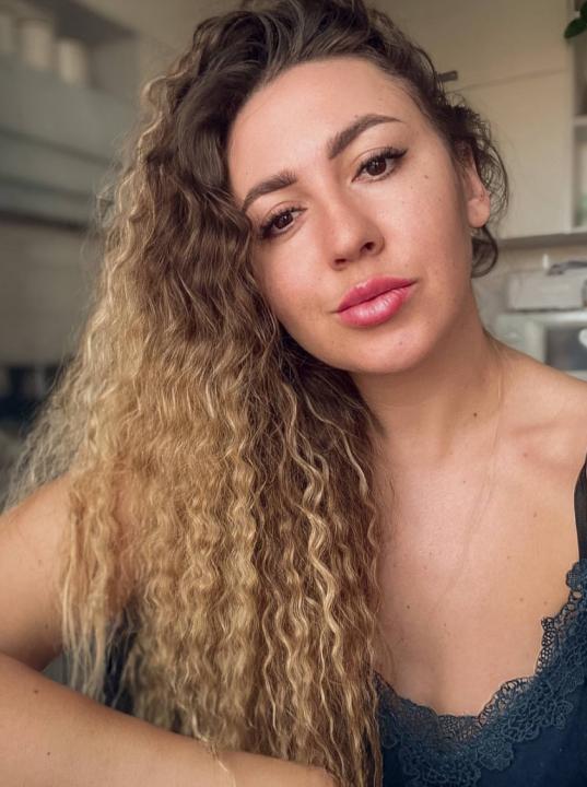 Webcam chat profile for Zerlune: Ask about my Hobbies