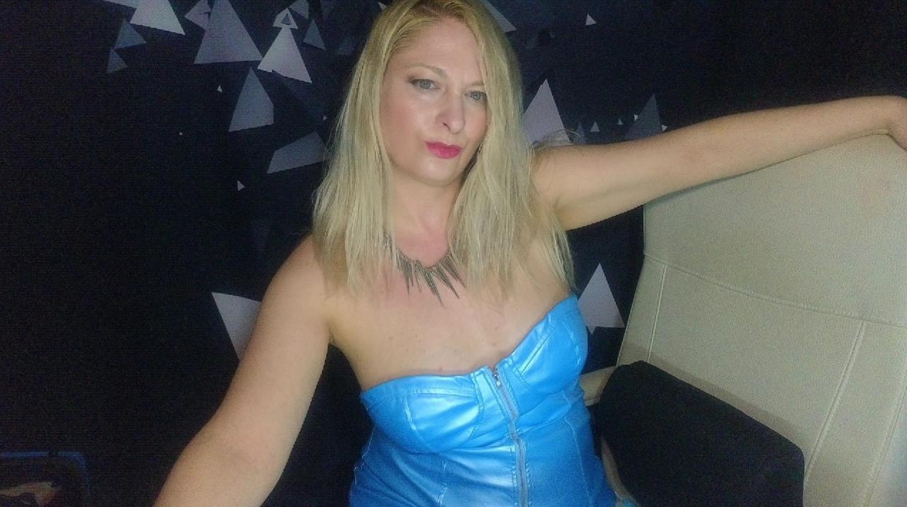 Webcam chat profile for MonicaMiss: Kissing