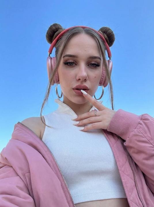 Webcam chat profile for Virelia: Smoking